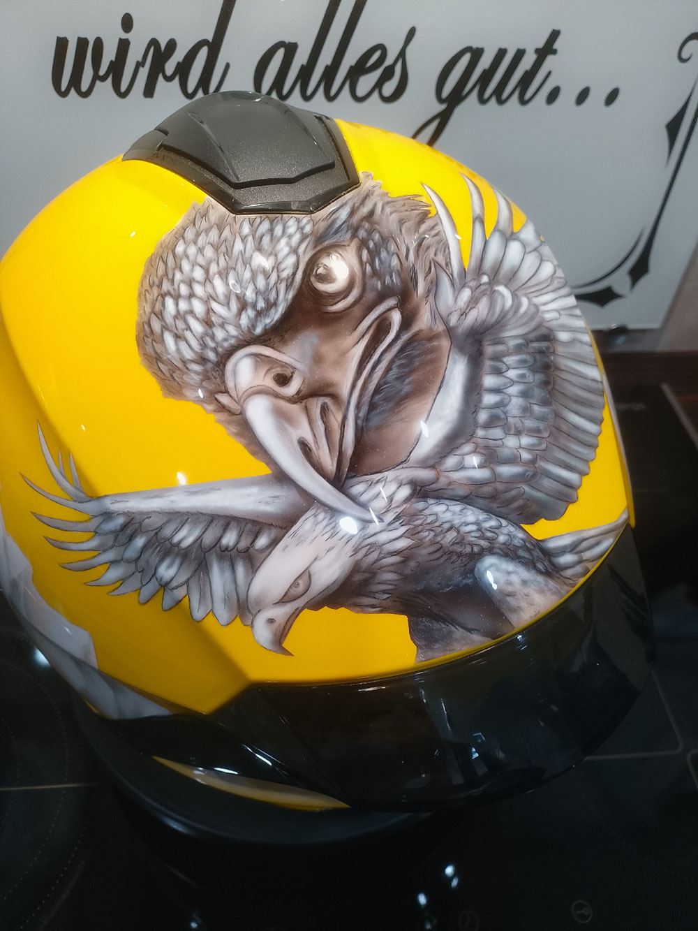 Airbrush auf einem Helm