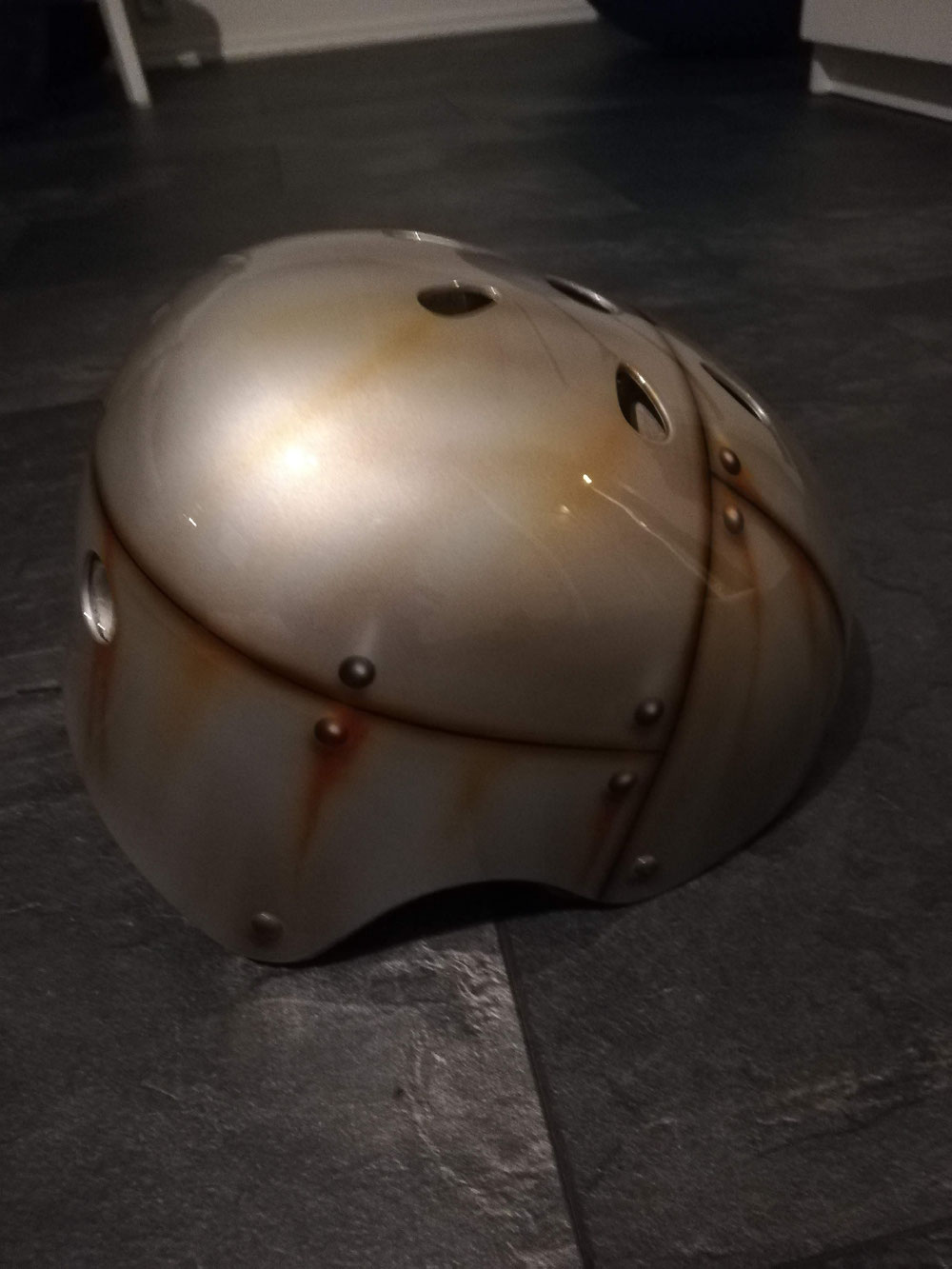 Fahrradhelm in Rostoptik