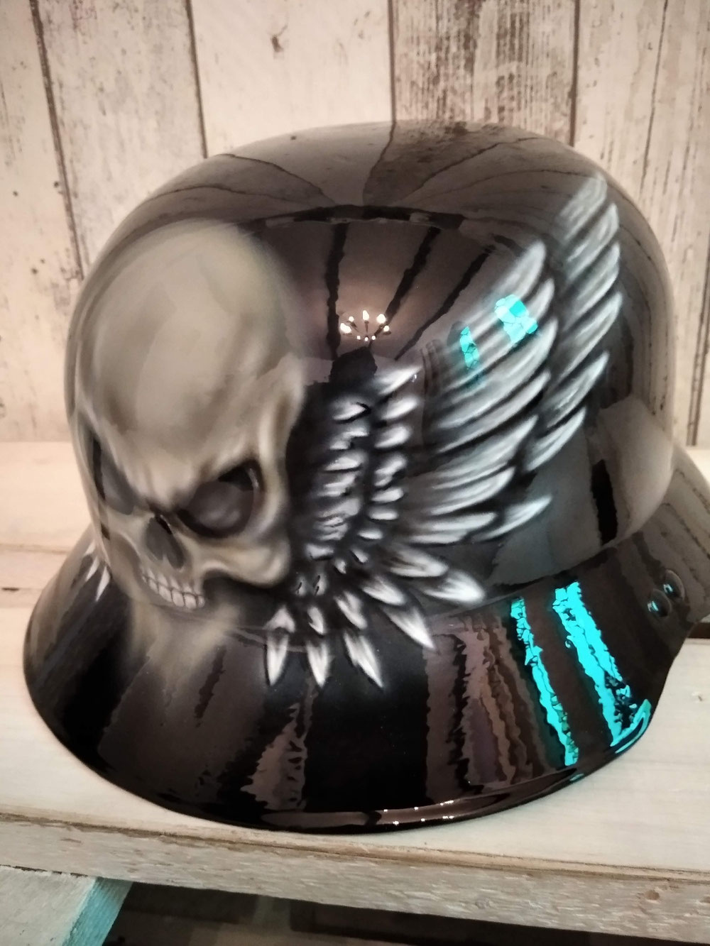 Stahlhelm mit Skull & Wings