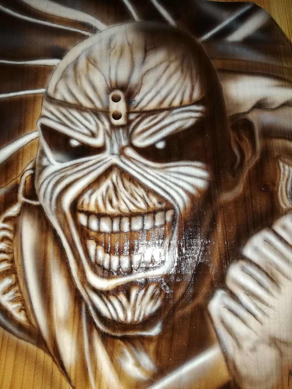 Airbrush auf einer Holzscheibe 