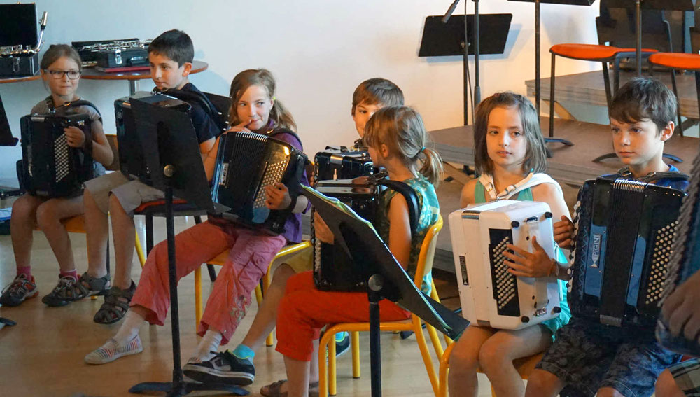 Ecole de musique à Crolles – Grésivaudan : Ensemble d’accordéonistes de 1er et 2nd cycle, lors d’un spectacle.