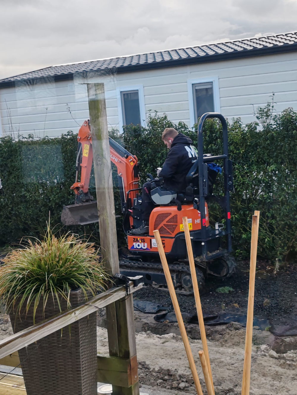 Der Mini BAGGER ist im Einsatz und entfernt den Schotter-Garten. 
