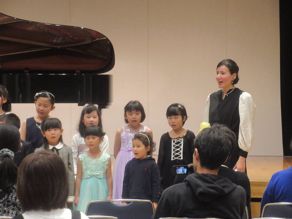 発表会ではソロ演奏だけでなく、合唱やアンサンブルも楽しめます♪