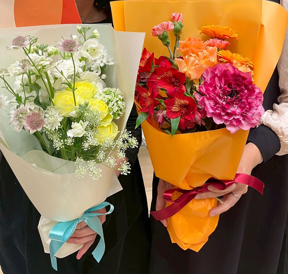 左:雪の祝祭、右:篝火の舞のイメージで花束をご用意下さいました✨