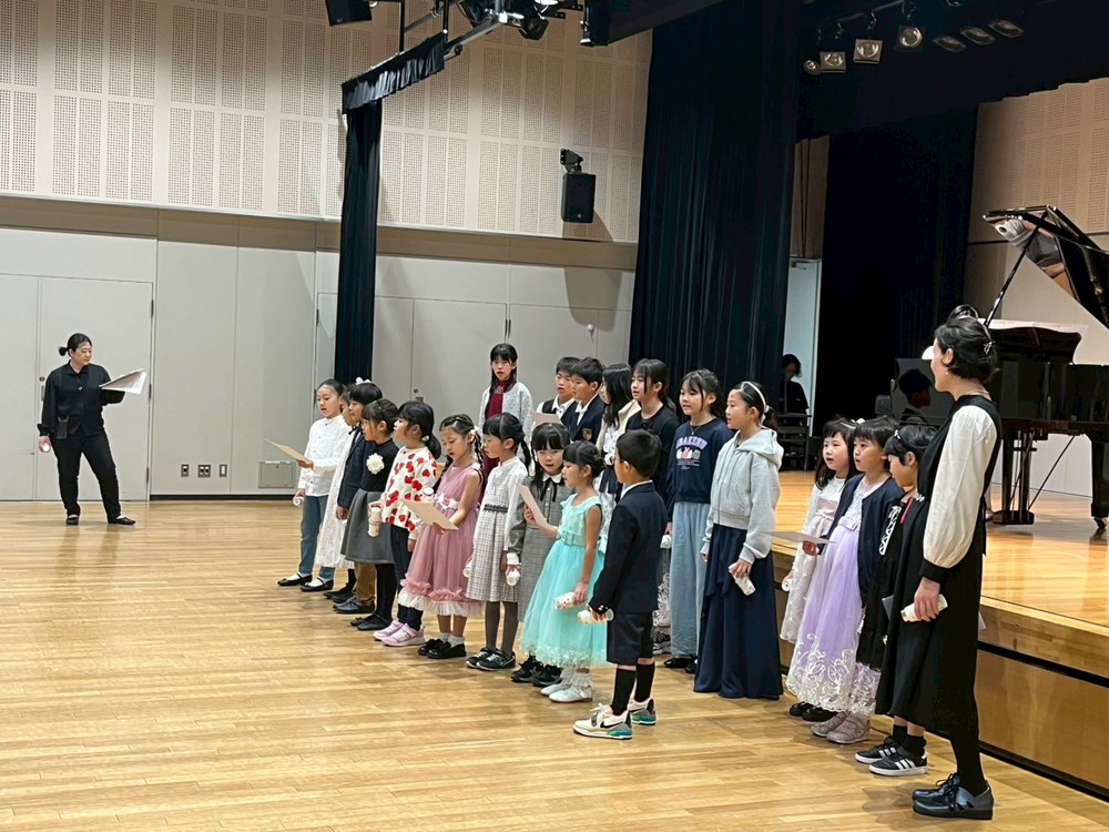 ヤングの部の合唱♪自分で作った手作りシェイカーと共に♡