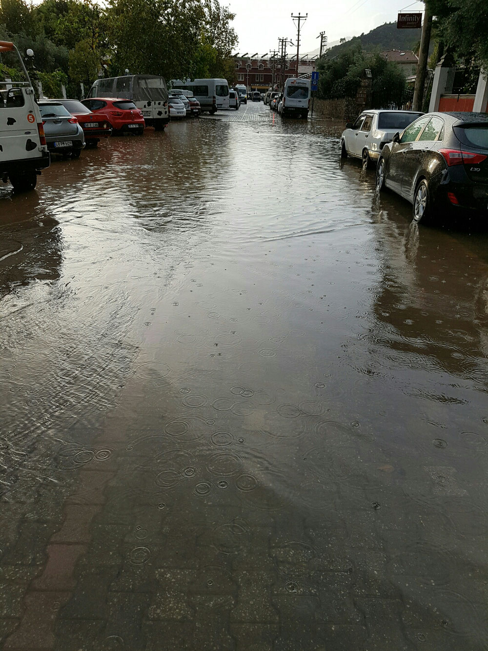 Leichte Überflutung auf der Zufahrt