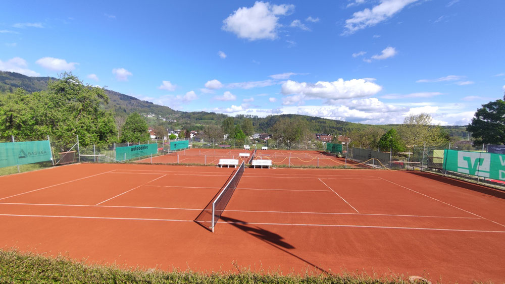 Blick von Terasse auf Tennisplätze 