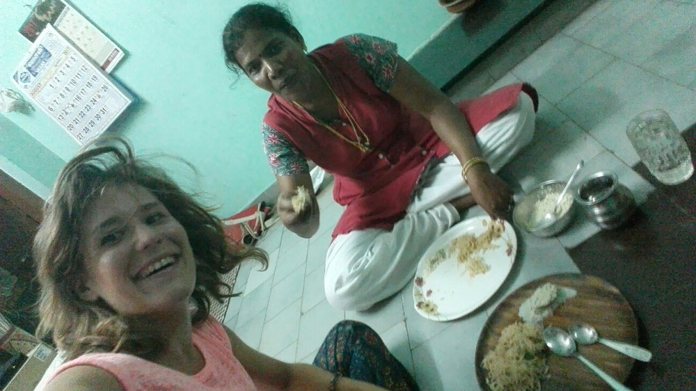 Repas avec Asvika, à Pontichery, Inde du Sud