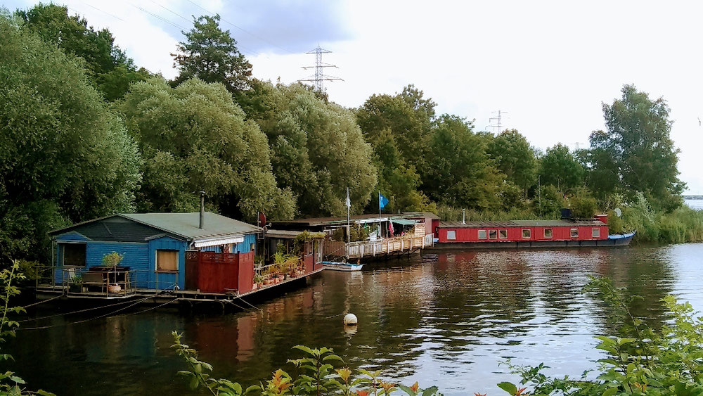 Schöne Hausboote in den Seitenarmen