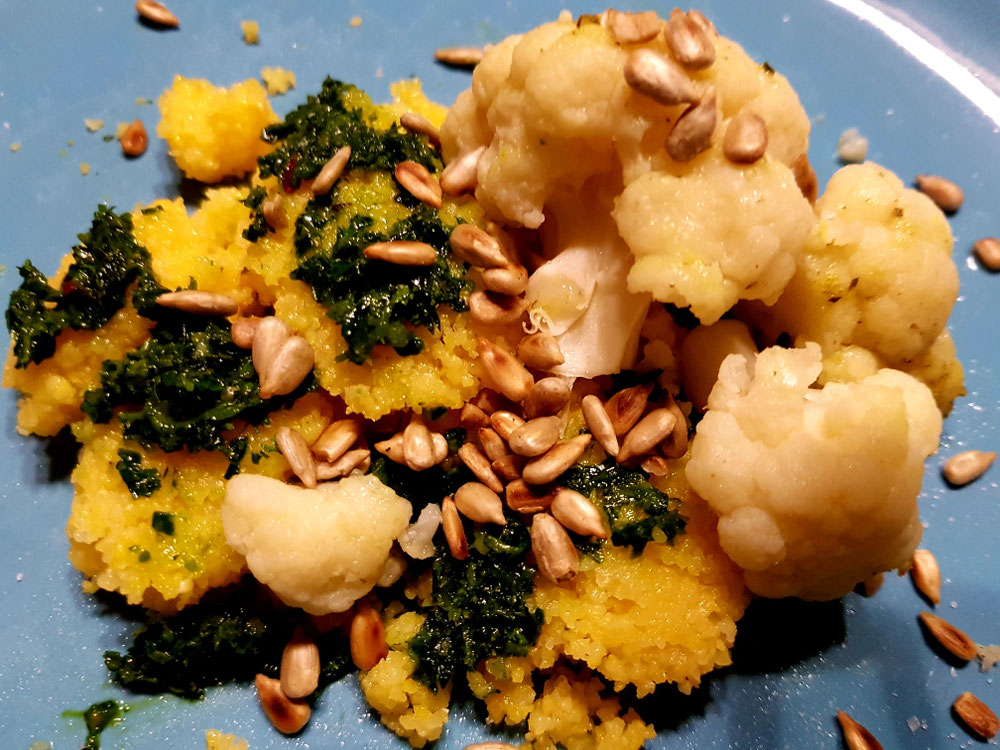 Blumenkohl mit wildem Pesto an Polenta