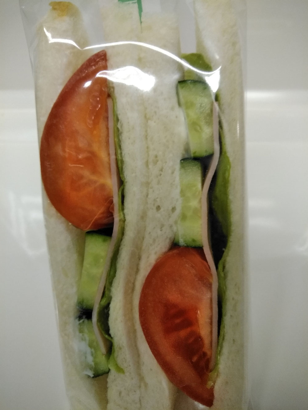 野菜サンド（トマト、きゅうり、ハム、レタス）239円+税