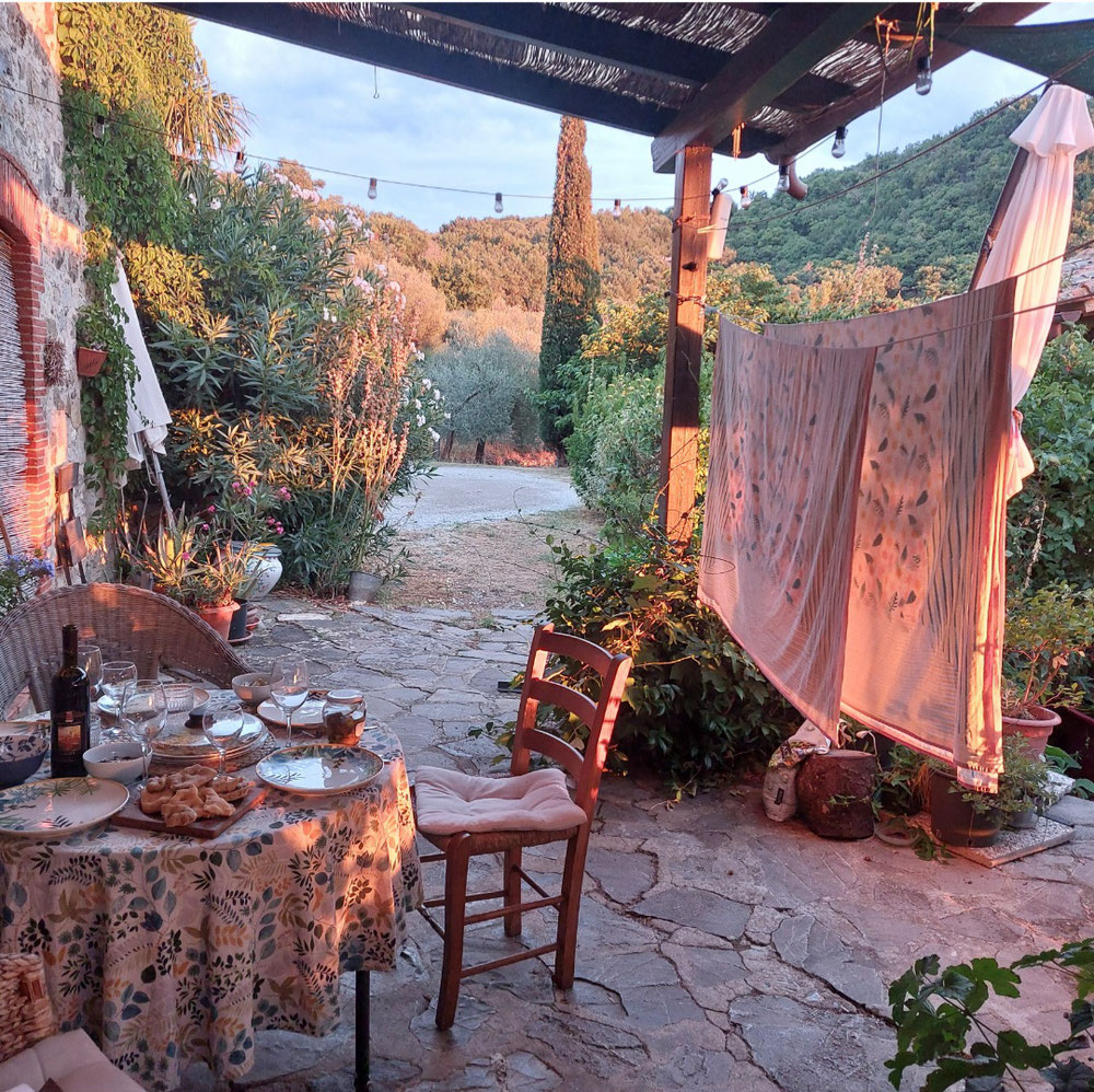 En Toscane, la lumière de fin de journée prête à la contemplation, les grands panoramiques nous emmènent à penser, à aimer, et pourquoi pas à peindre