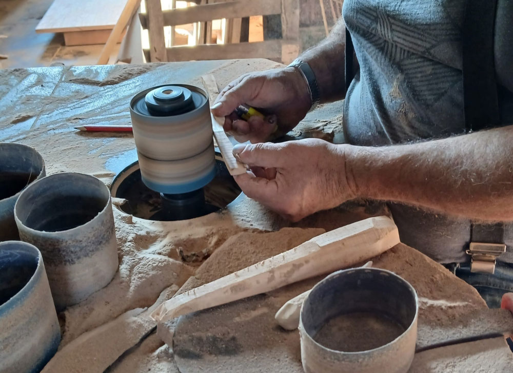 Andréas et son frère travaille l'Olivier à la demande. Immersion dans un atelier avec l'odeur et le touché. 