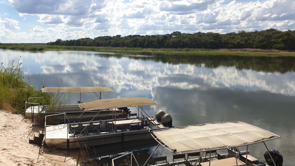 Der Okavango ... auf der anderen Seite Angola
