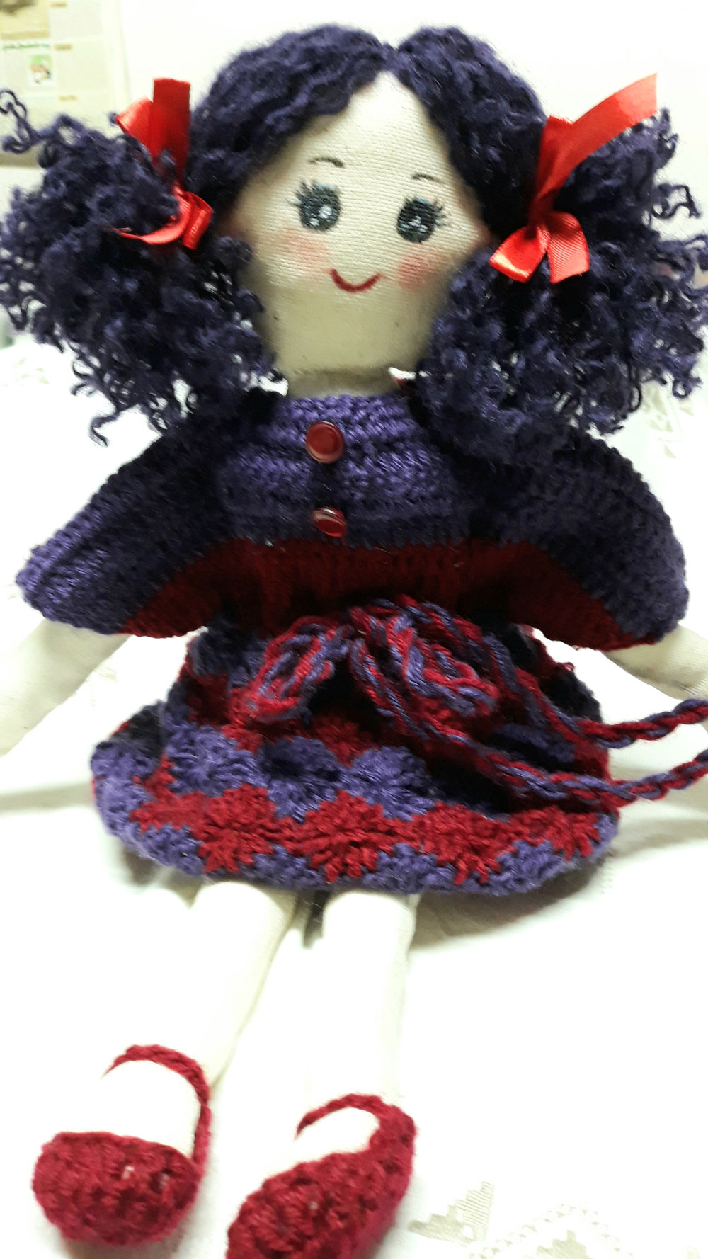 Bambola in stoffa e lana riciclata. Non più disponibile.