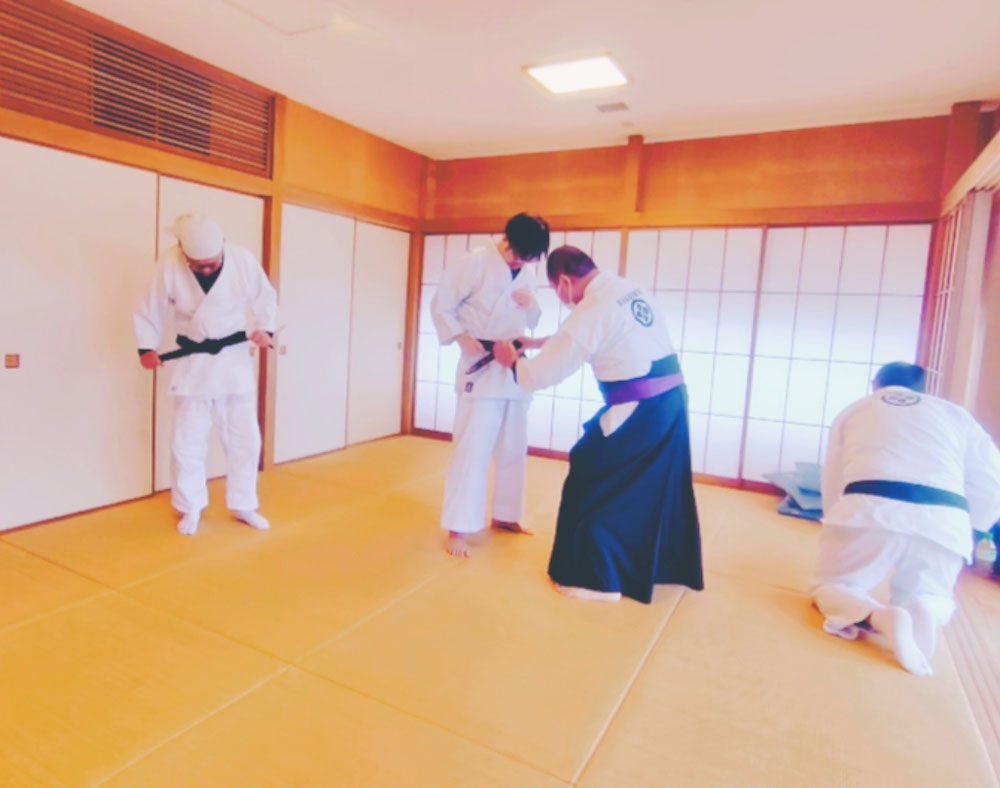 帯の締め方から丁寧に伝えます