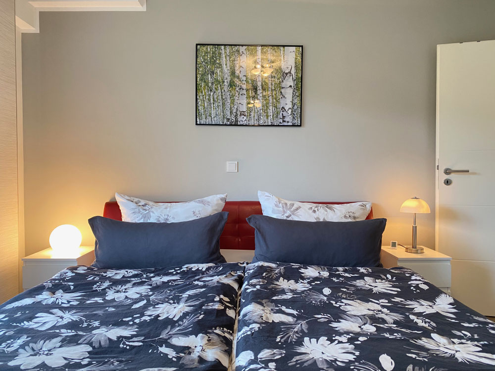 1. Schlafzimmer - Waldblick Zweifall - Ferienwohnung mit Garten und