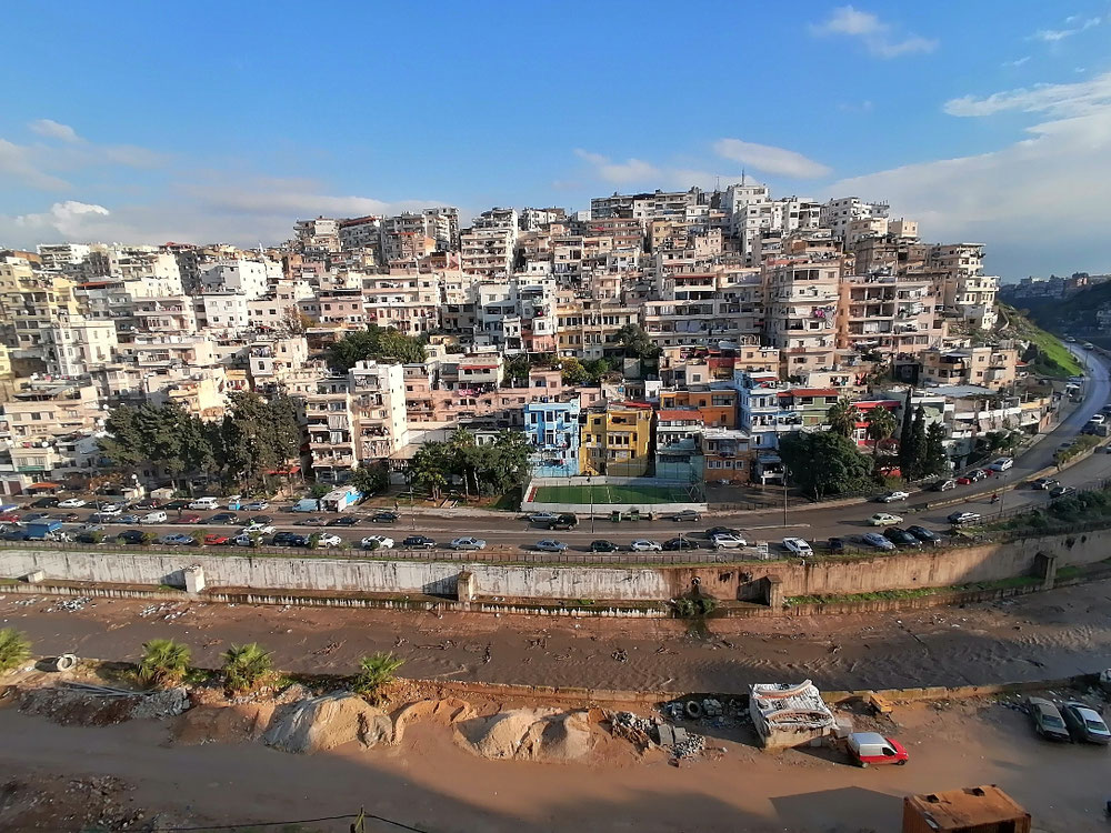 Vue sur la ville de Tripoli et la rivière de la citadelle. 