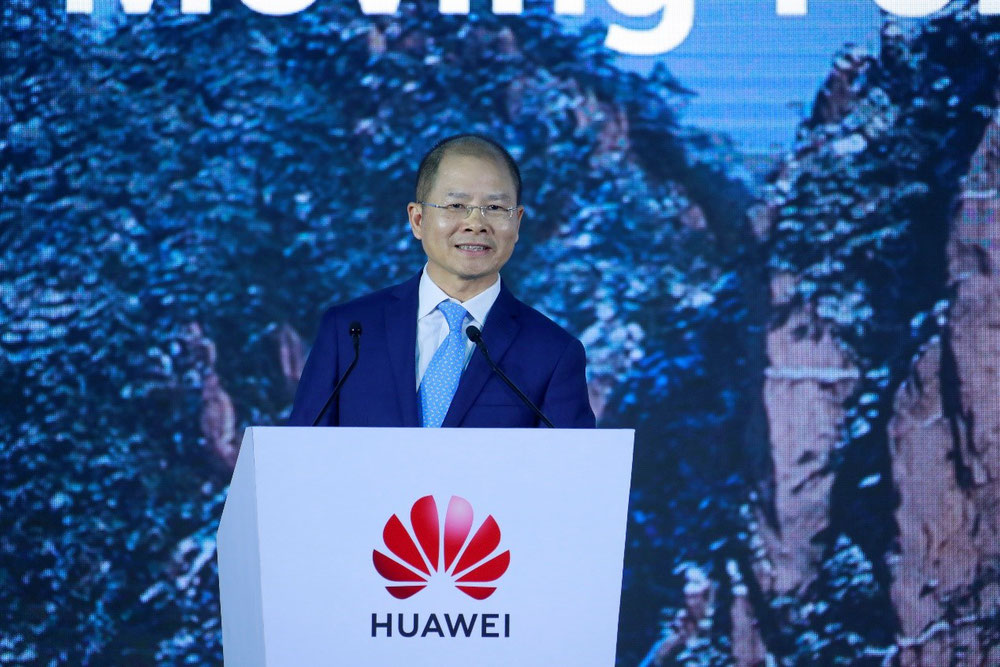 Eric Xu, président en exercice de Huawei, prononce son discours d'ouverture lors du 18e sommet mondial des analystes.     
