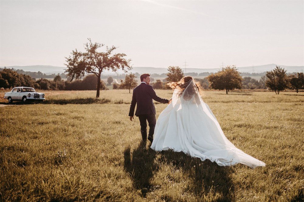 Brautpaar bei Hochzeit in Frankfurt im Abendlicht
