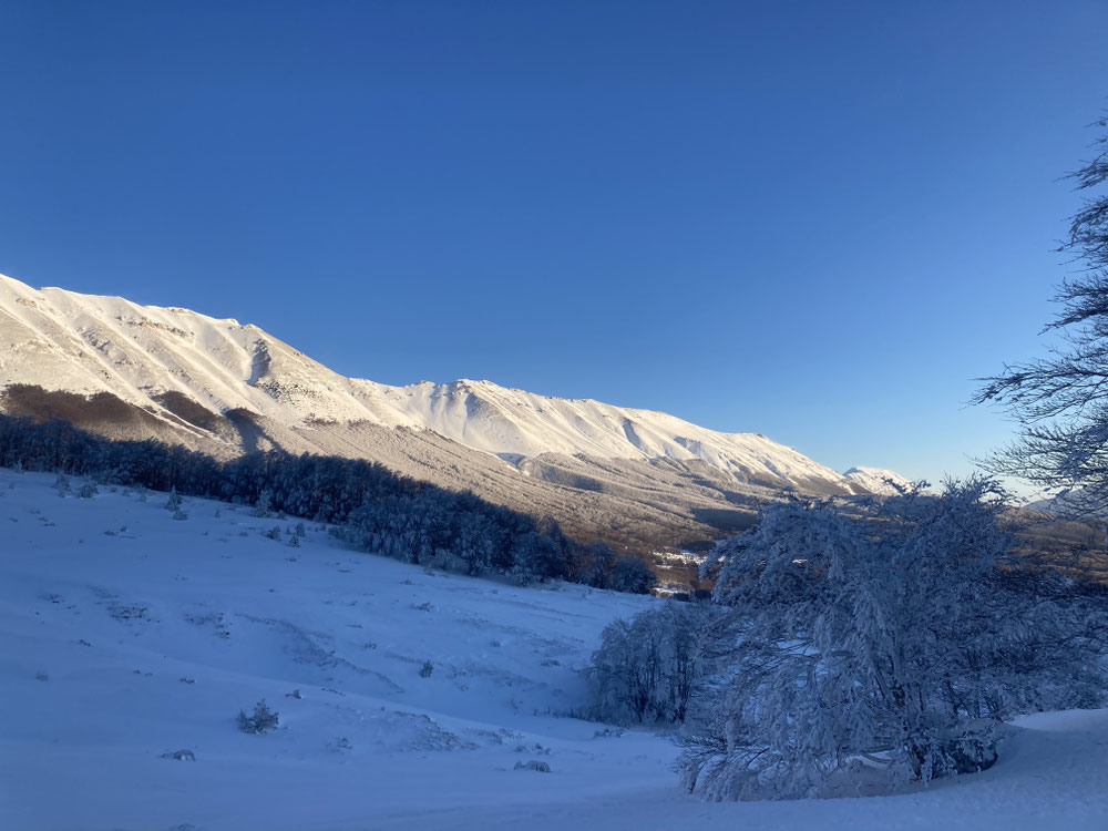 Panorama innevato Passo San Leonardo e massiccio della Maiella escursione invernale