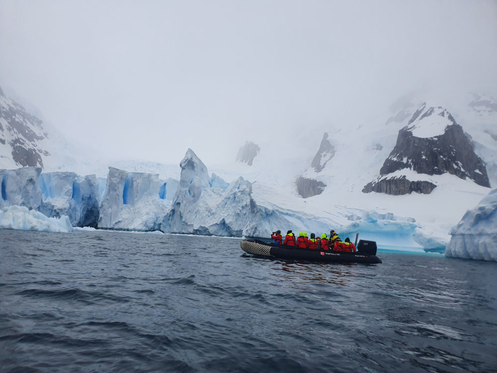 im Tenderboot zu den Gletscherkanten
