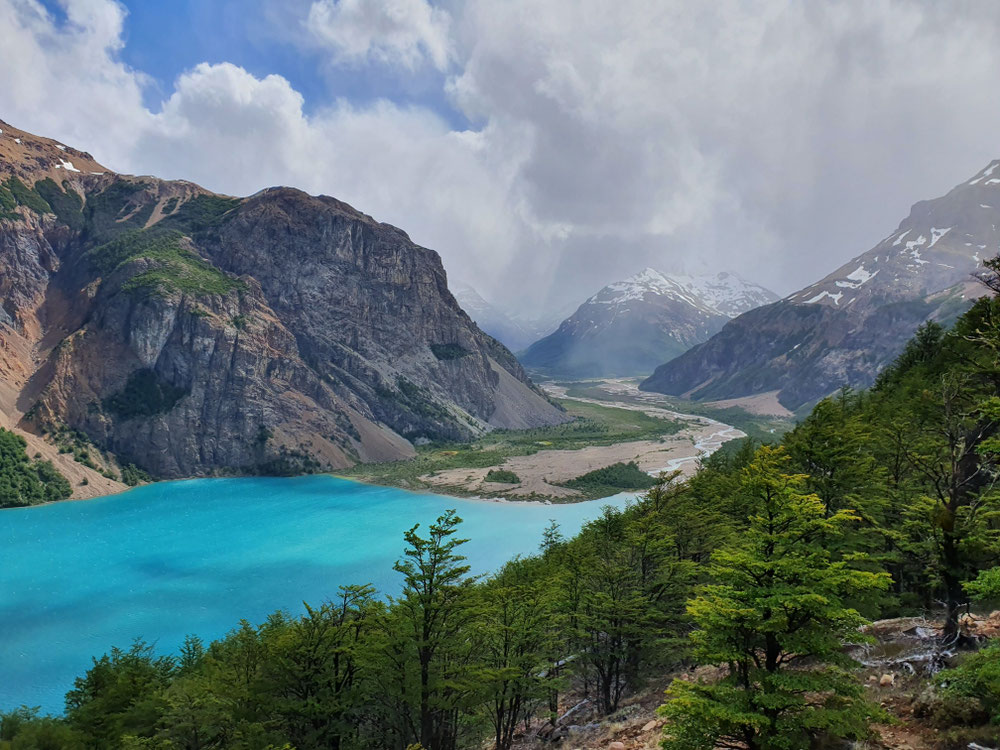 Nasse Füsse werden belohnt mit Wahnsinns-Aussicht. Laguna Verde hinterm Pass, noch versteckt sich die Watstelle