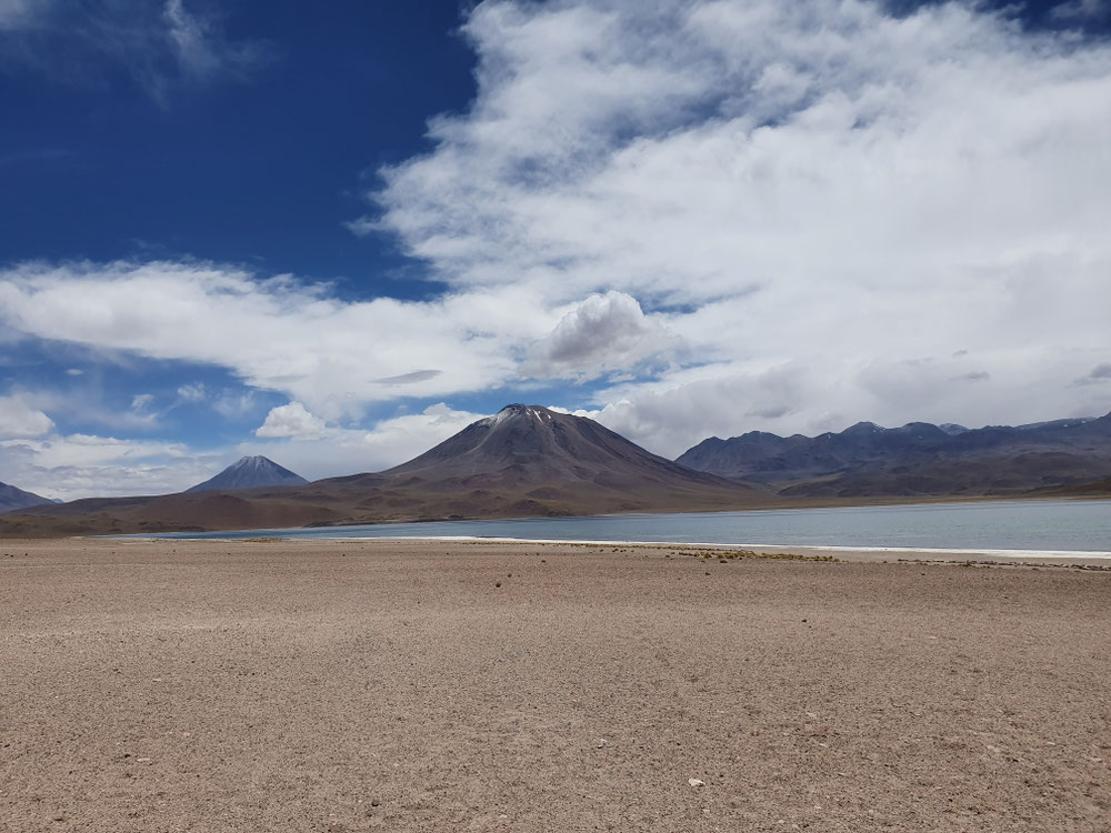 See vor Vulkan auf der Hochebene (4200m), das spürt man schon ganz schön