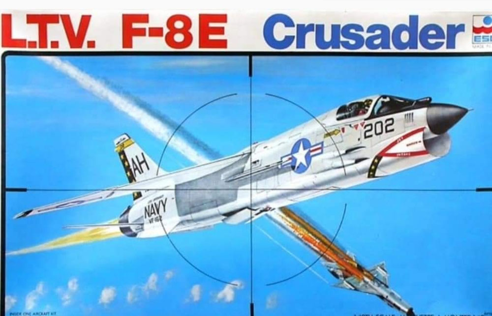 2× No.4011 LTV F-8E Crusader - Schaal 1:48 (mrt 1981 - september 1987)