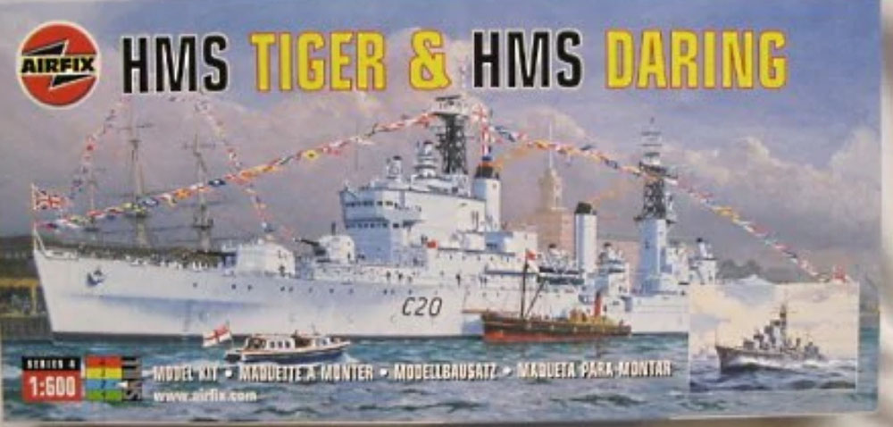 A04213 HMS Tiger British light cruiser & HMS Daring British Destroyer  (Schaal 1:600)