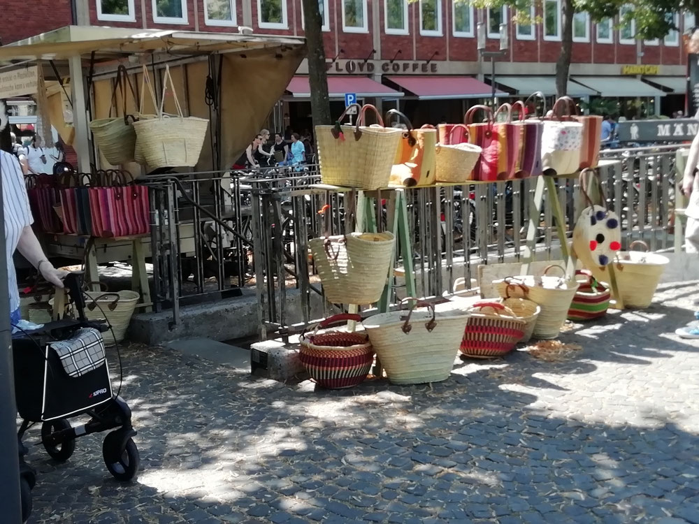 What the little basket shop looks like in the Friday market. كيف تبدو سلة التسوق الصغيرة في سوق الجمعة المفتوح.