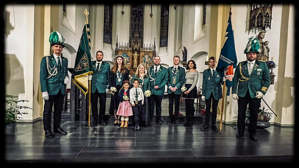 4.Person von Rechts Prinz Chris Treml, 3.Person von links Schülerprinzessin Mira Wehland, 5.Person von Rechts Tellkönig Carlo di Salvo, Person in der Mitte Königin Rebecca Schieffer