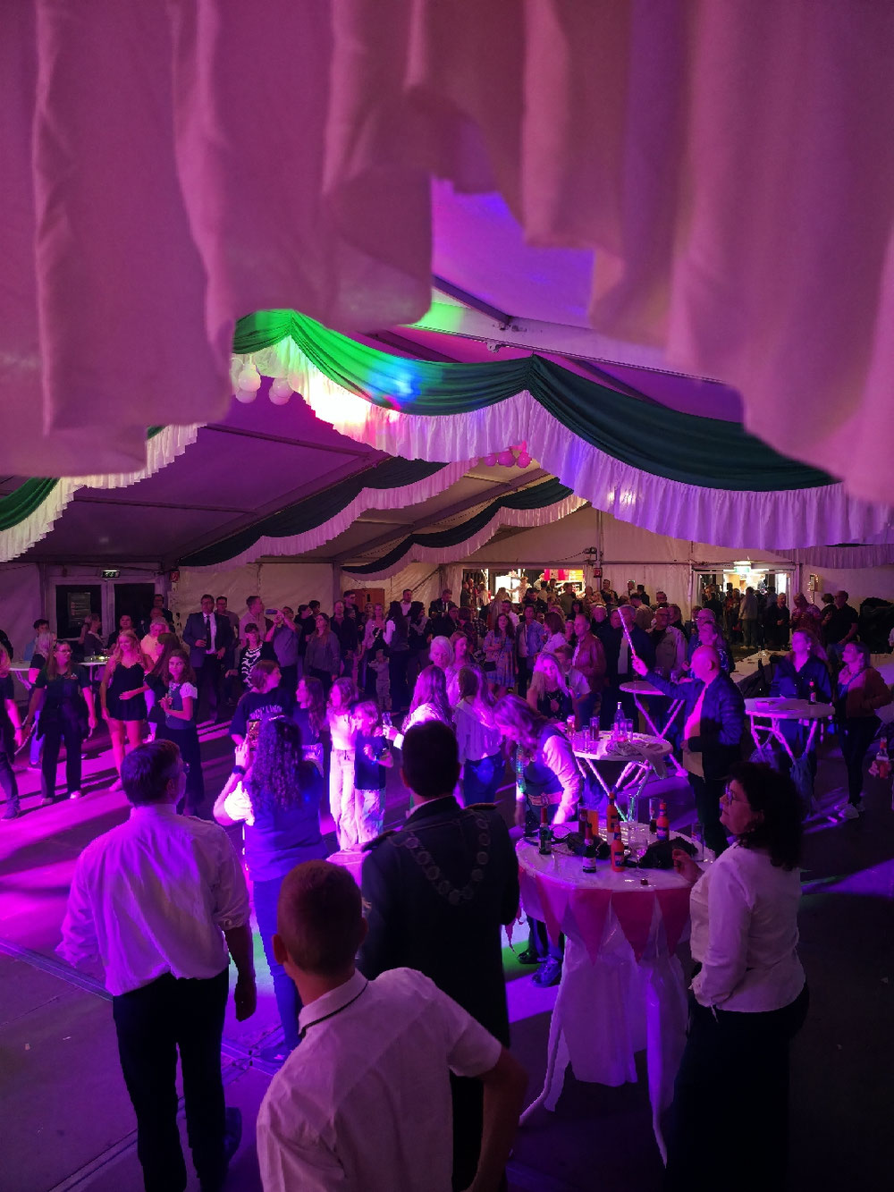 Party im Zelt am Freitag