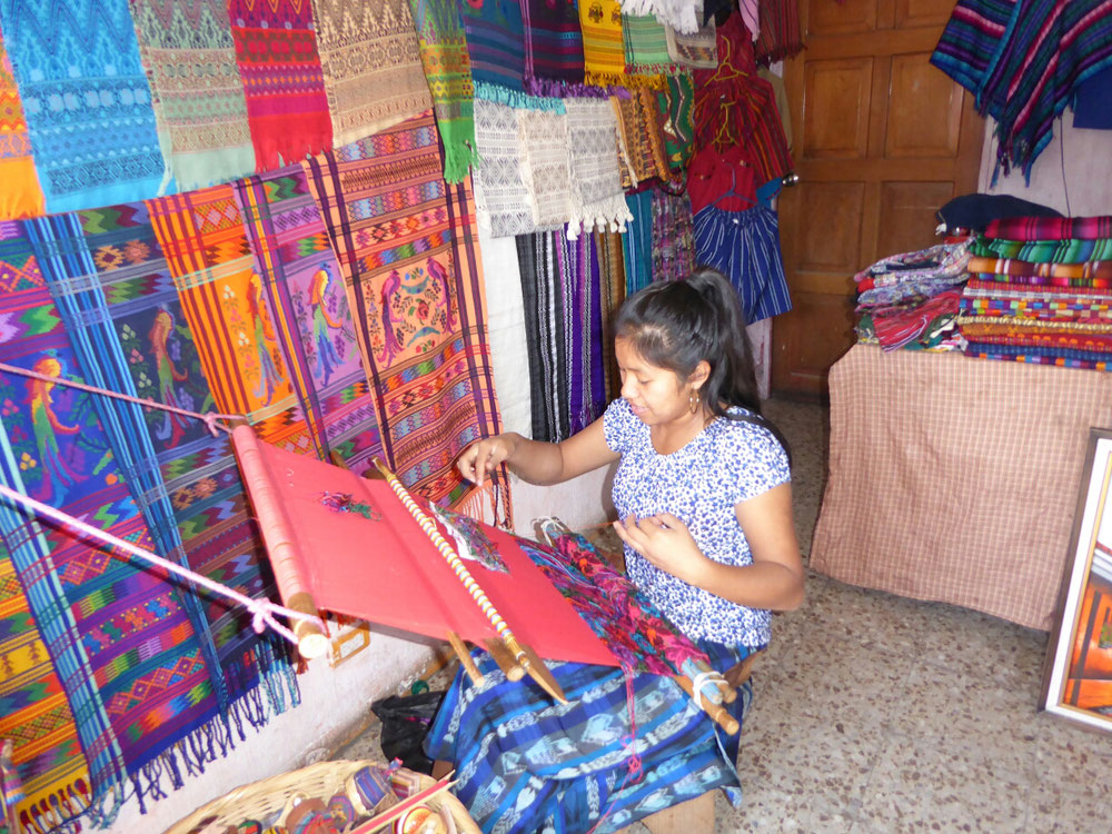 In Guatemale wird viel gewebt und in Decken, Taschen, Kleidung und vieles mehr verarbeitet. Alles ist so farbenfroh. Viele einheimischen Frauen tragen die traditionelle Kleidung