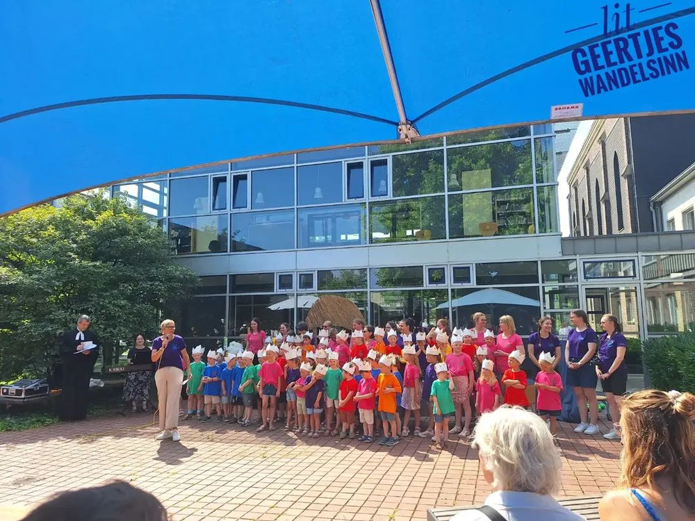 Silke Moritz-Streppel und ihr Team mit den Kids sorgen schon im Gottesdienst für viel Freude.