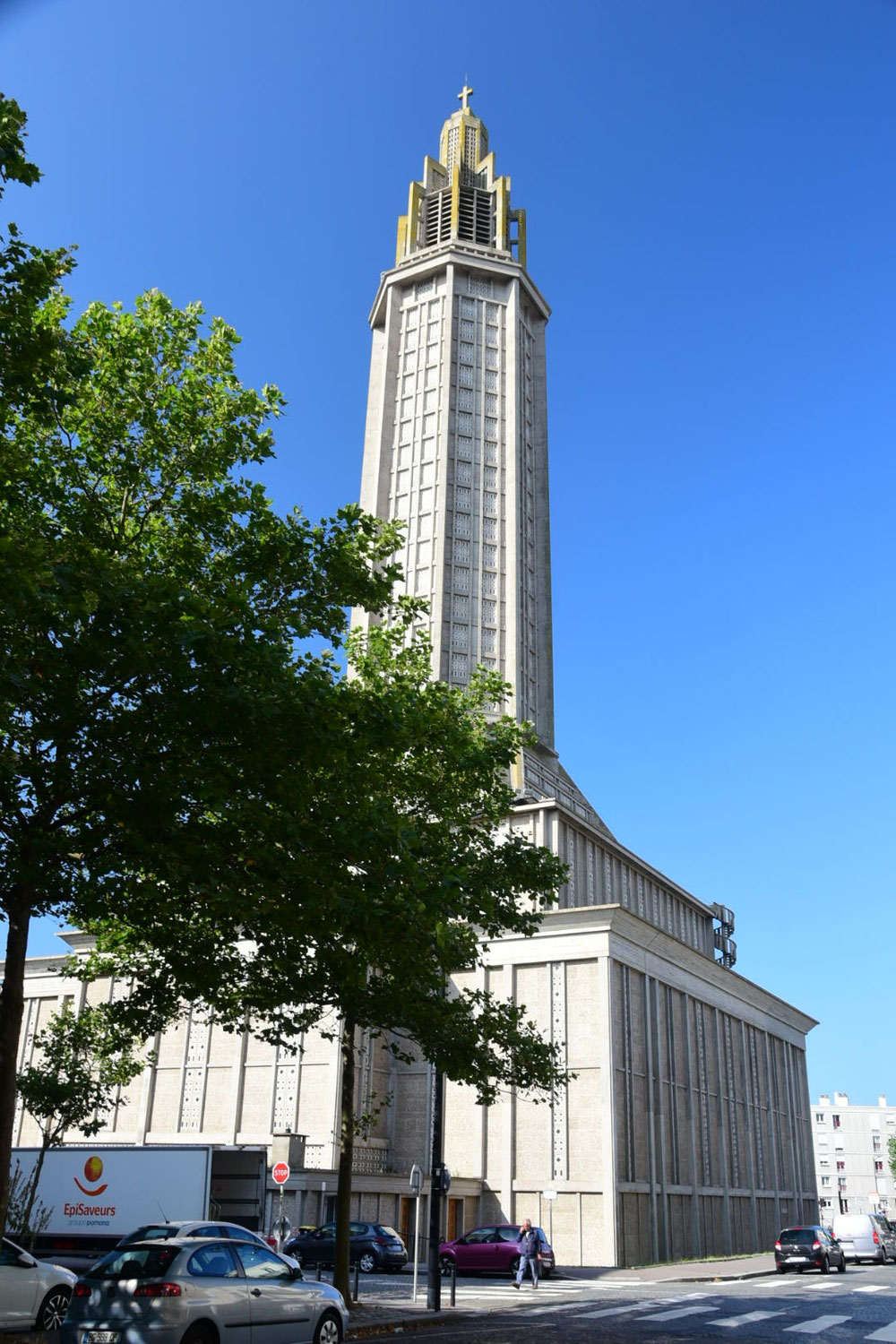 Selbst die Kirche passt sich in diese Architektur an