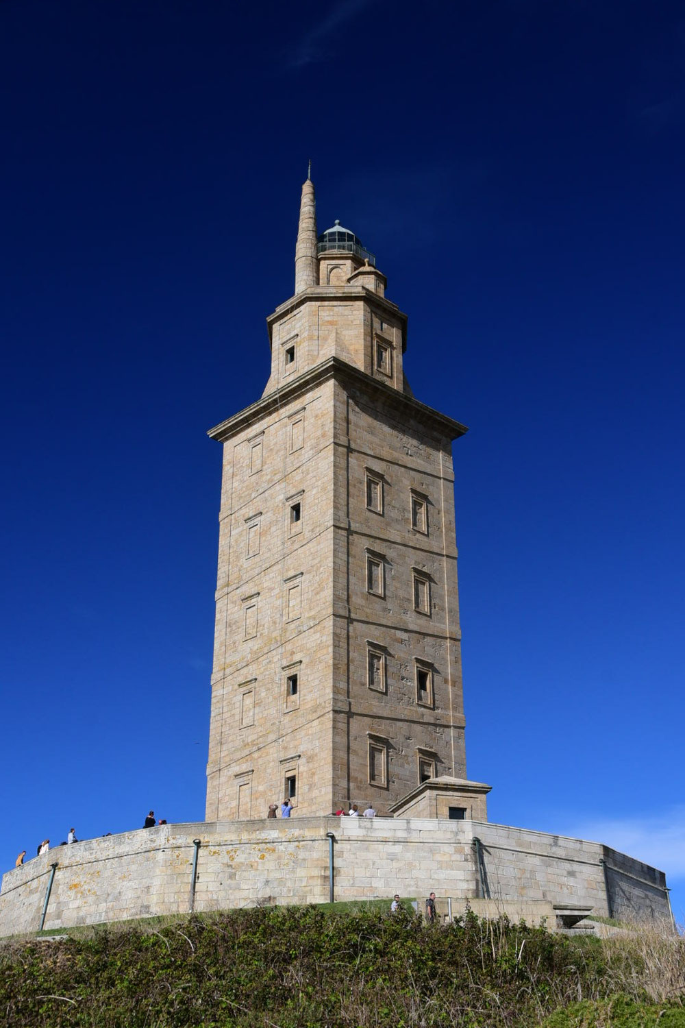 Er stammt noch aus der Römerzeit und weist den Schiffen an der Todesküste bis heute den Weg und ist damit der älteste seiner Art: der Herkulesturm von A Coruña