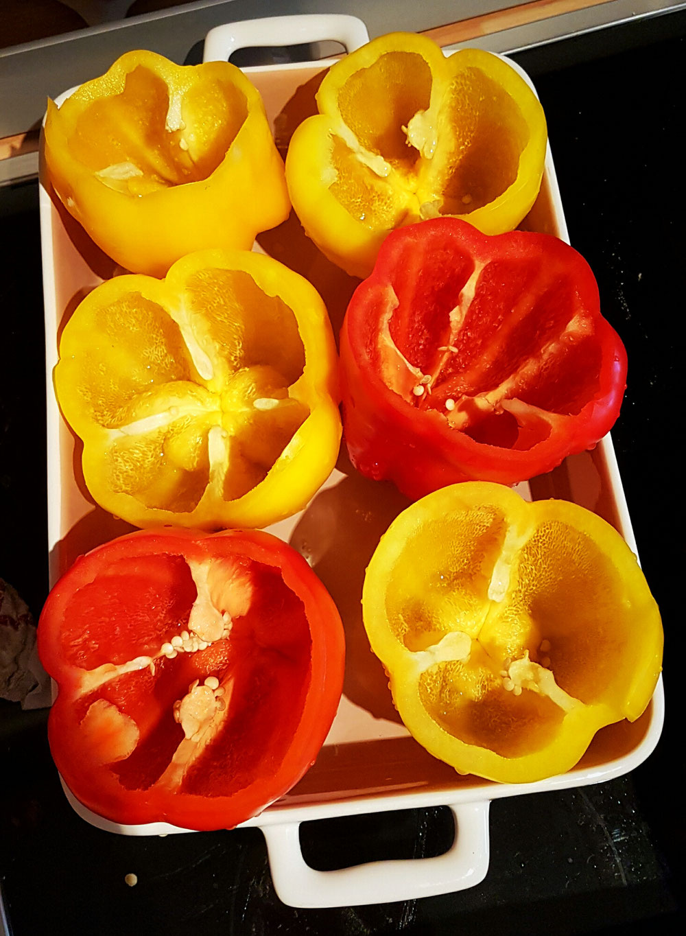 Die ausgehöhlten Paprikas warten auf die leckere Füllung.