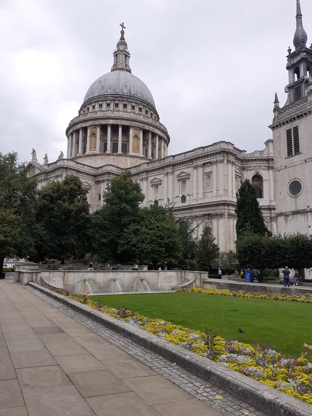Blick auf die St. Paul’s Cathedral in London – festgehalten aus den Festival Gardens. 2021.