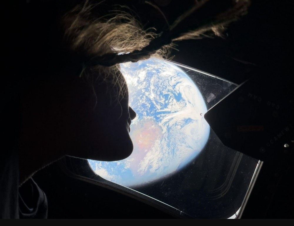 Die Astronautin Christina Koch blickt aus dem Fenster der Orion-Kapsel Integrity. Für die Astronauten unmittelbare Erfahrung.