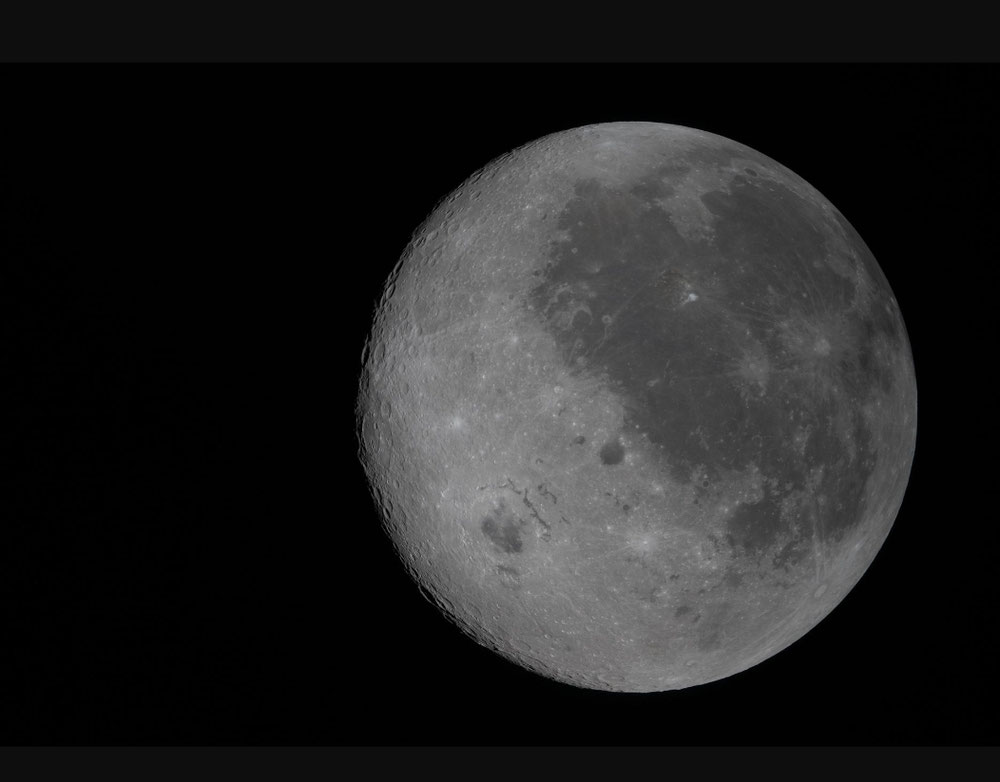 Der Mond, anders als gewohnt. Rechts ist die gewohnte Struktur des Mondes, die linke Bildhälfte ist von der Erde aus unsichtbar. Das Bild entstand am 6. April 2026.