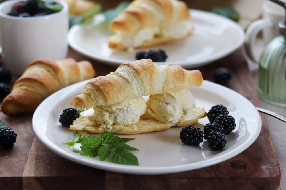 gefülltes Eiscroissant