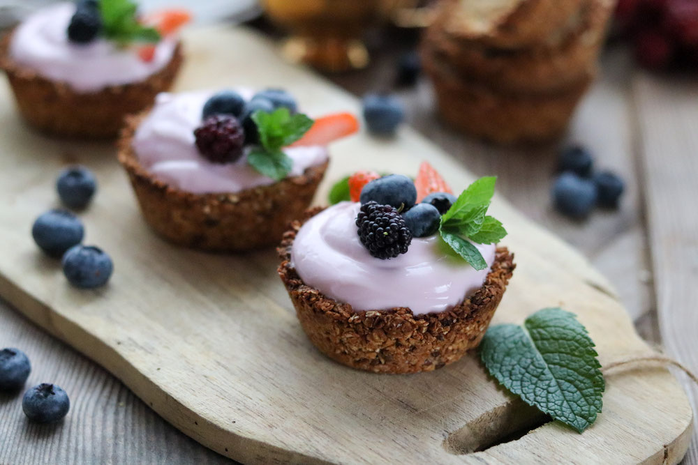 Granola Cups mit Joghurt und Früchten