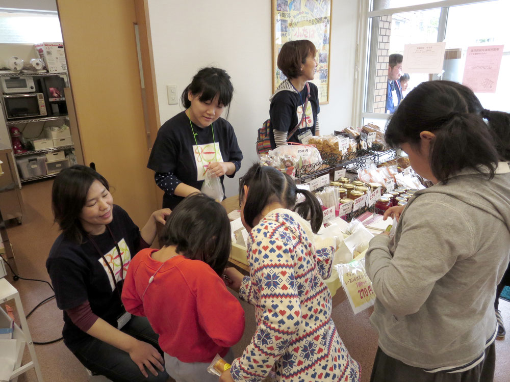 お菓子売場は大盛況