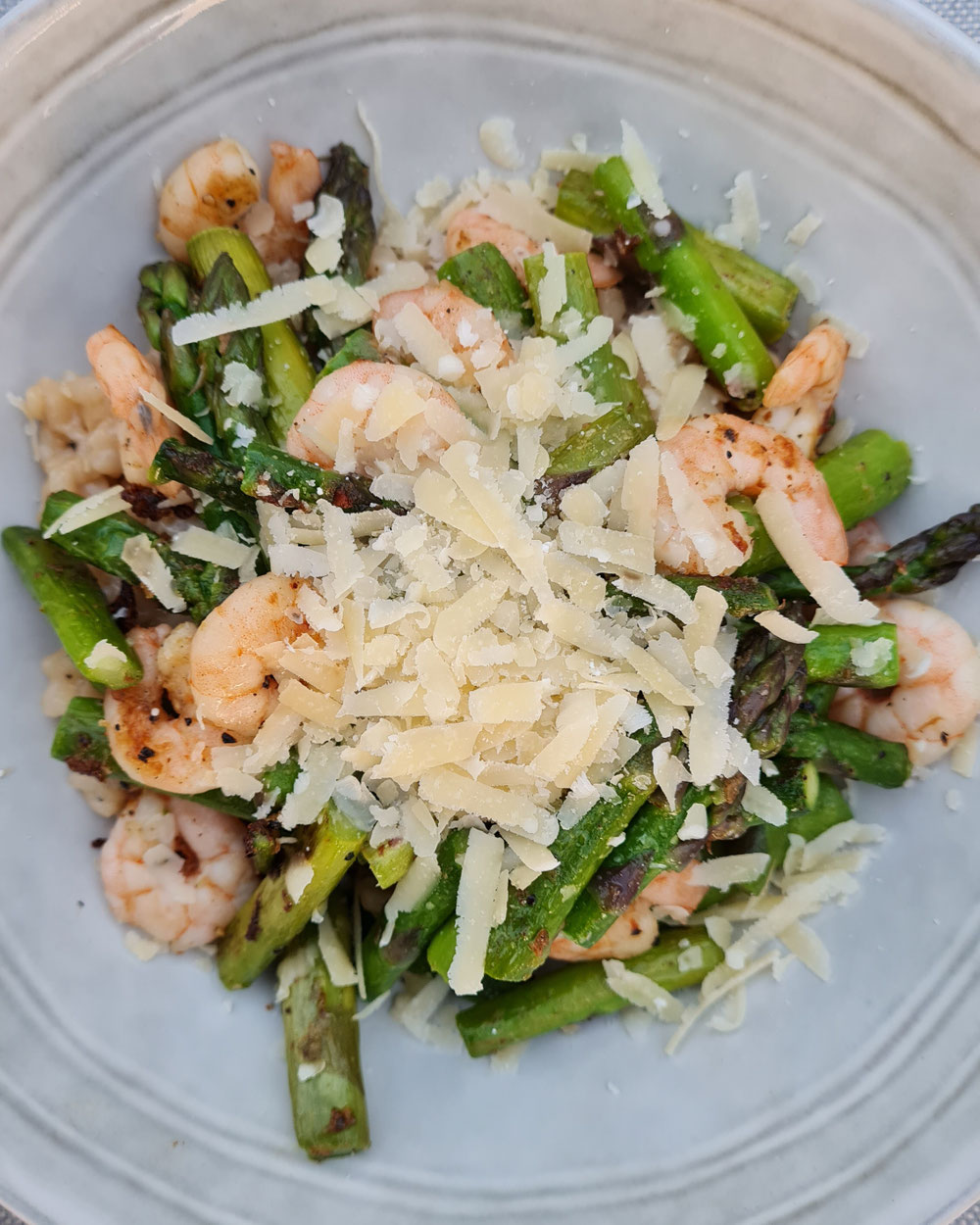 Risotto mit Parmesan, Garnelen & grünem Spargel