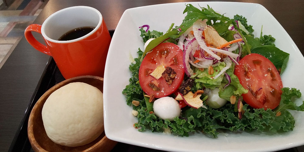 「サラダランチ」パン・スープorドリンク付900円