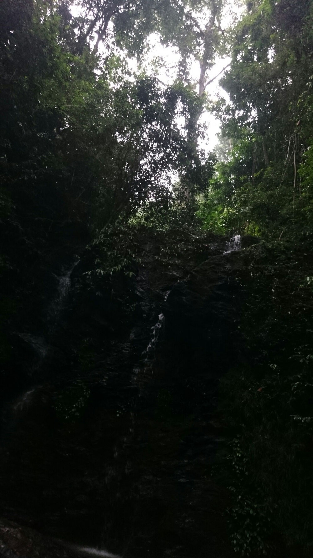 ...zu einem kleinen Wasserfall...