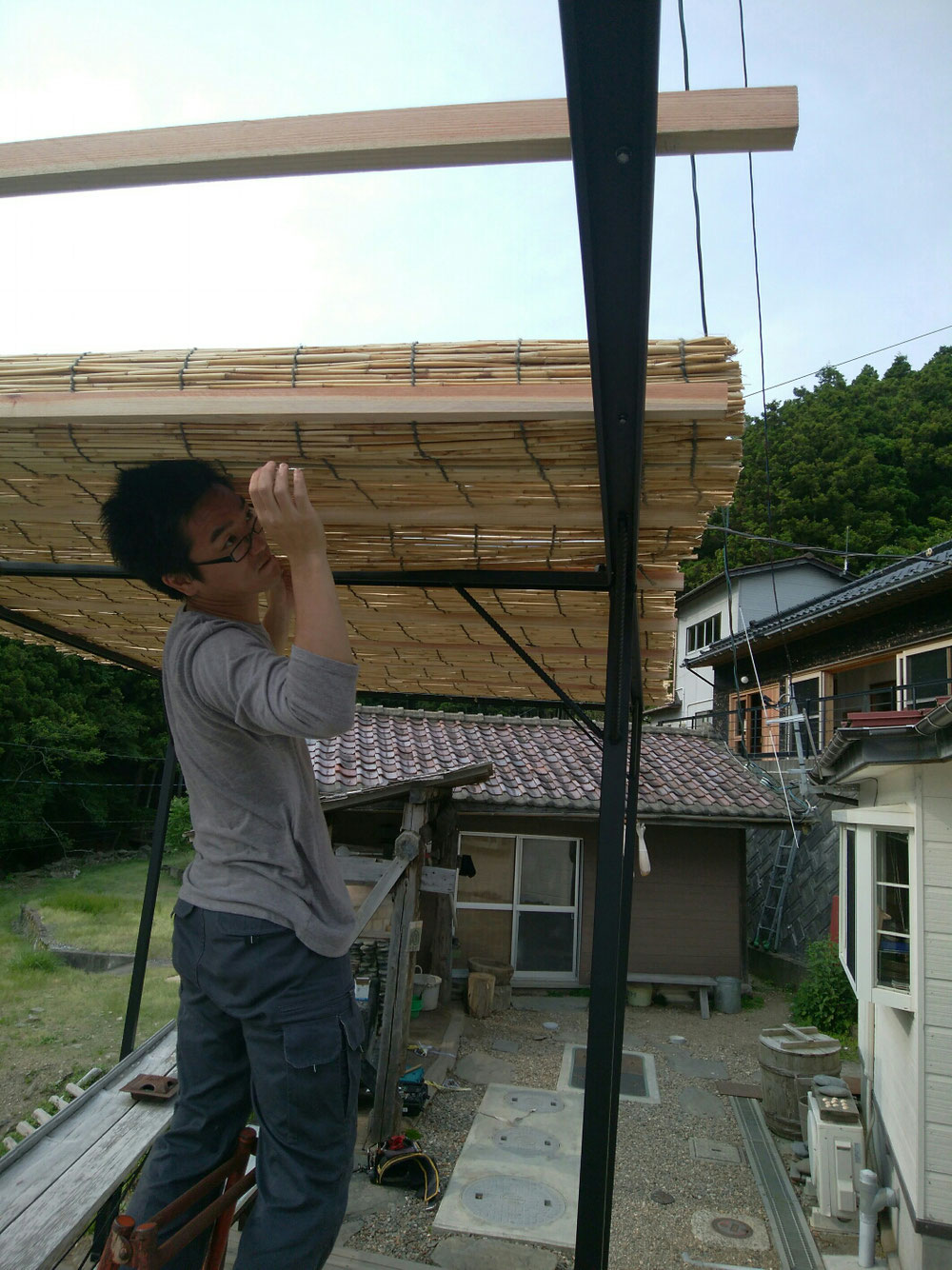 よしずを枠に合わせてカット。