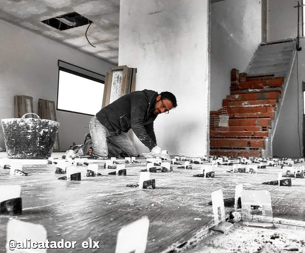 Colocación de pavimento con sistema autonivelante en la construcción de un chalet en Elche