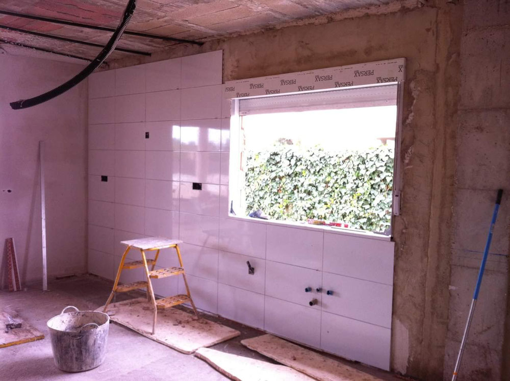 Alicatado con azulejos blanco brillo para dar más Luz a la cocina